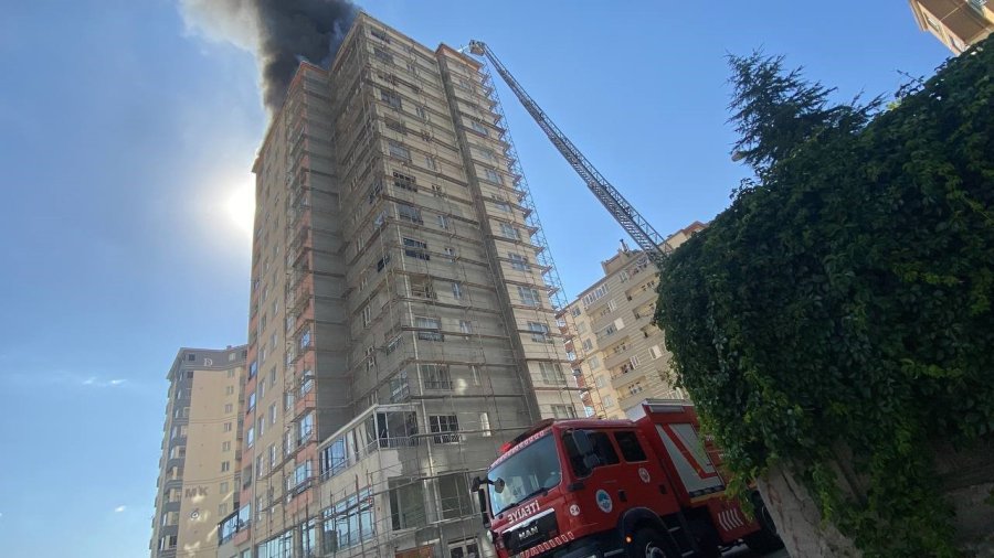Kayseri’de Yangın: Binanın Çatısını Alevler Sardı