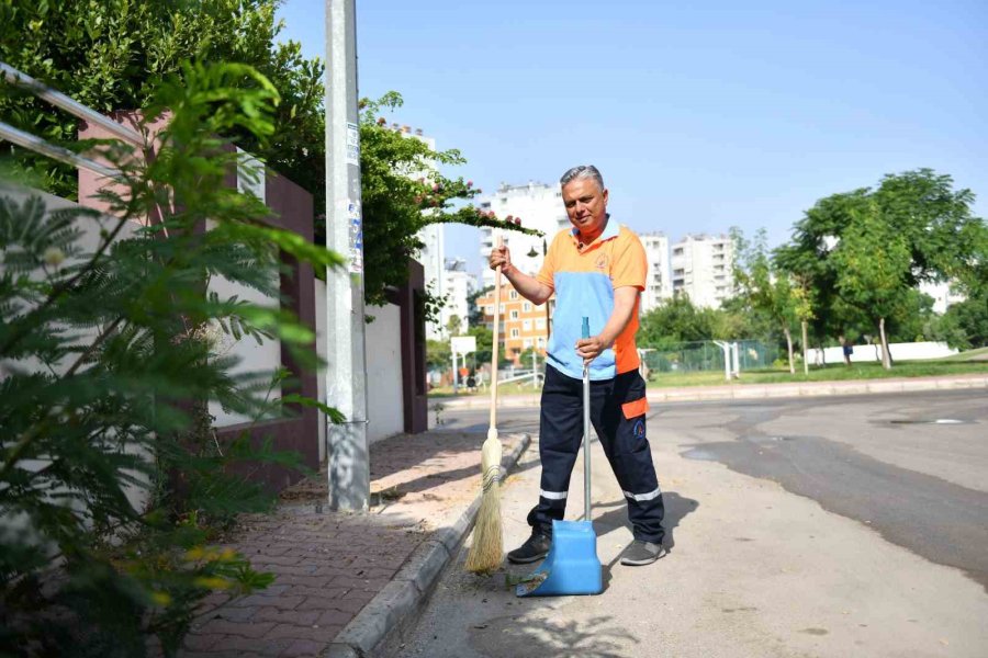 Belediye Başkanı Üniformayı Giyip, Süpürge Ve Faraşı Alıp Sokakları Süpürdü