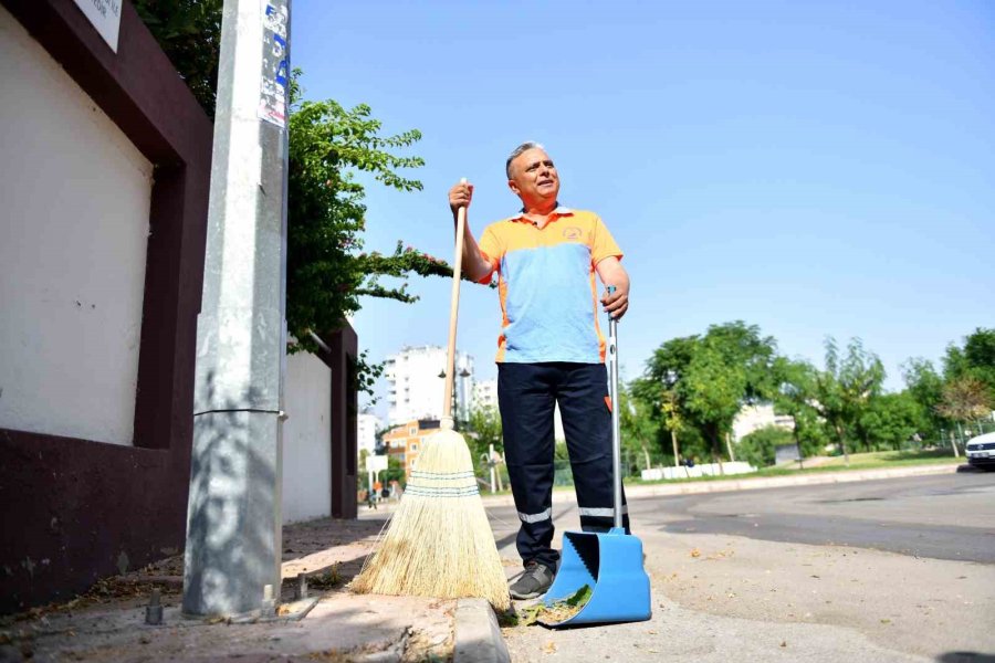 Belediye Başkanı Üniformayı Giyip, Süpürge Ve Faraşı Alıp Sokakları Süpürdü