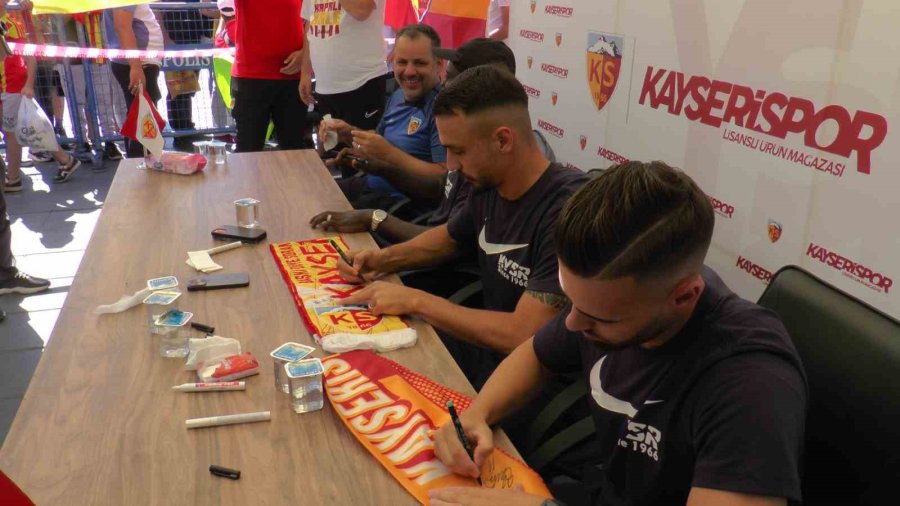 Kayserisporlu Futbolcular Taraftarlarla Buluştu