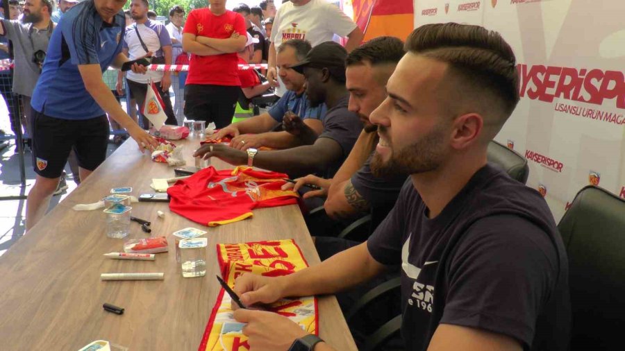 Kayserisporlu Futbolcular Taraftarlarla Buluştu