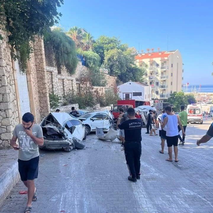 Kontrolden Çıkan Beton Mikseri Ortalığı Savaş Alanına Çevirdi