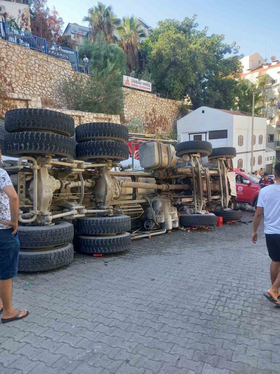Kontrolden Çıkan Beton Mikseri Ortalığı Savaş Alanına Çevirdi