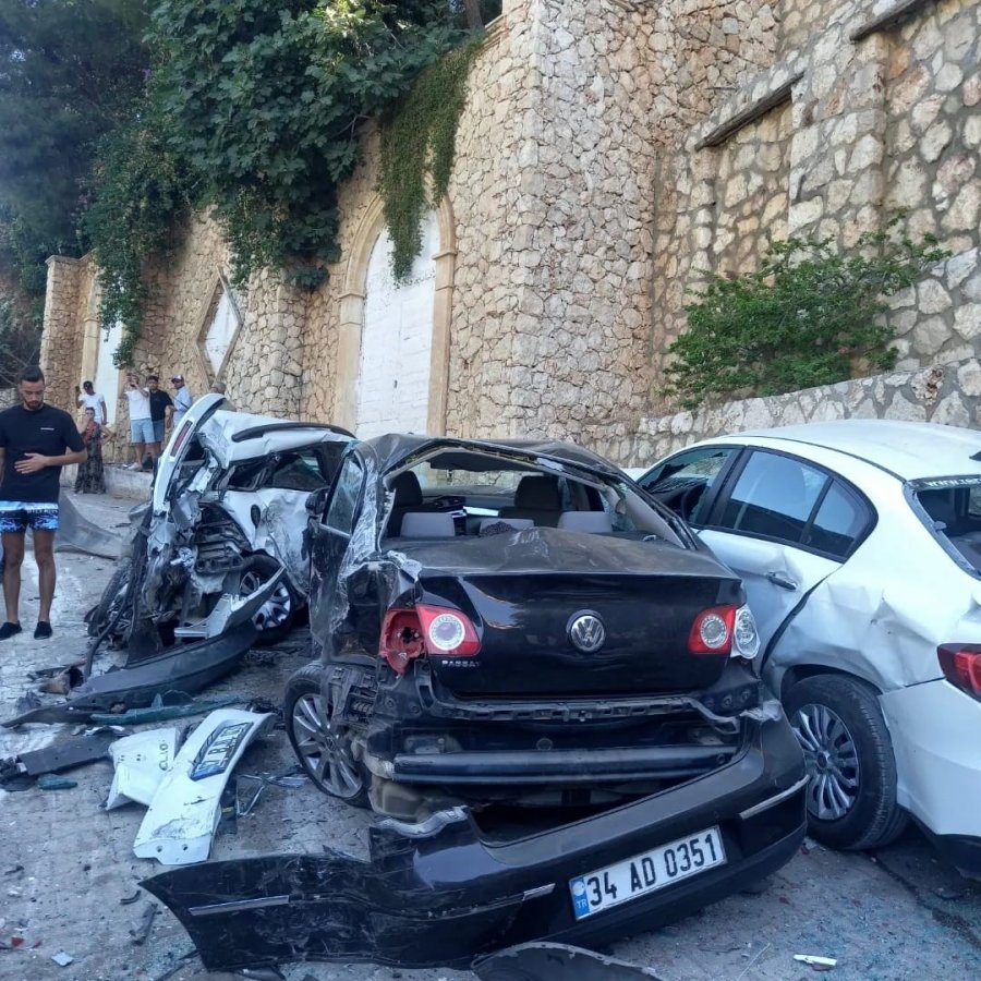 Kontrolden Çıkan Beton Mikseri Ortalığı Savaş Alanına Çevirdi