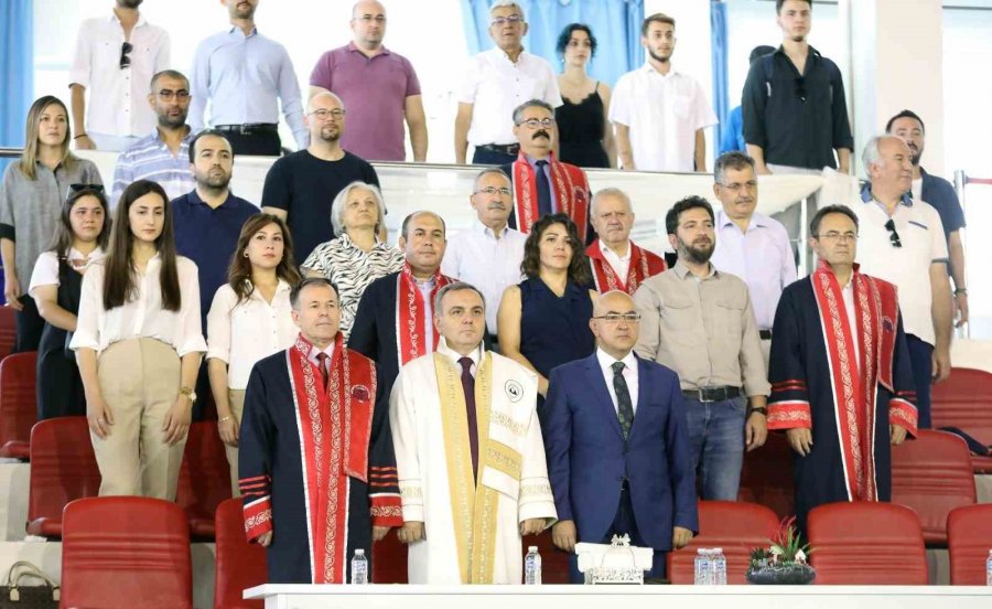 Erü Edebiyat Fakültesinde Mezuniyet Coşkusu