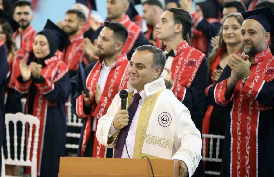 Erü Edebiyat Fakültesinde Mezuniyet Coşkusu