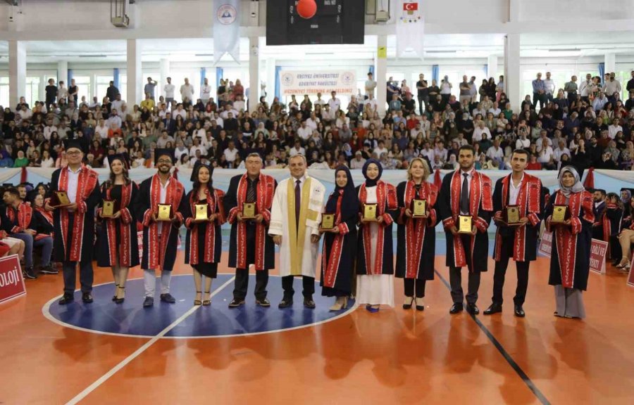 Erü Edebiyat Fakültesinde Mezuniyet Coşkusu