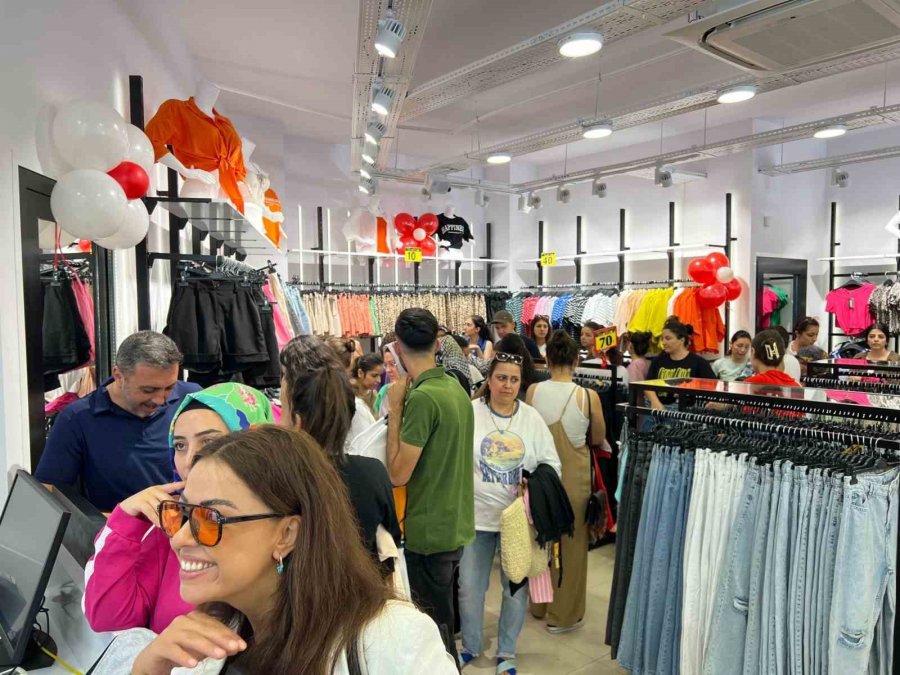 Kadınlar İndirimli Ürünleri Almak İçin Birbirleriyle Yarıştı