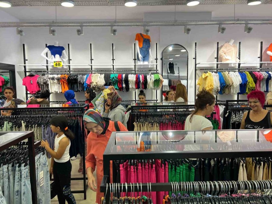 Kadınlar İndirimli Ürünleri Almak İçin Birbirleriyle Yarıştı