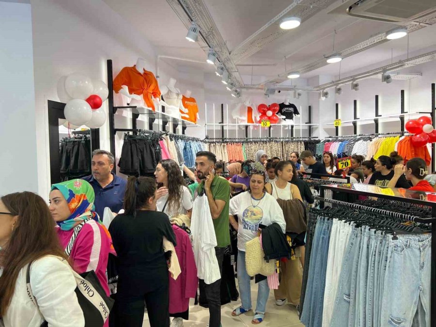 Kadınlar İndirimli Ürünleri Almak İçin Birbirleriyle Yarıştı