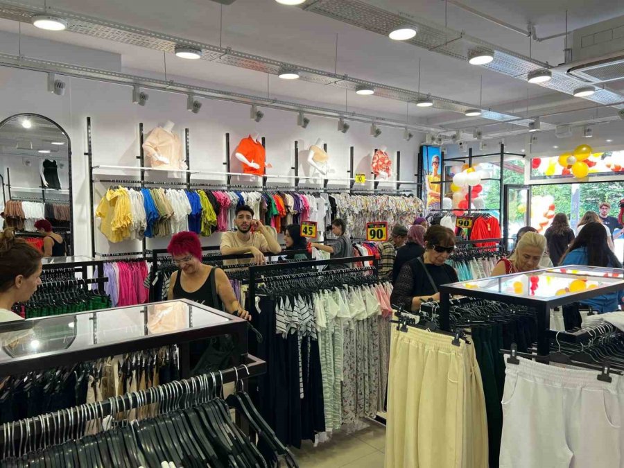 Kadınlar İndirimli Ürünleri Almak İçin Birbirleriyle Yarıştı