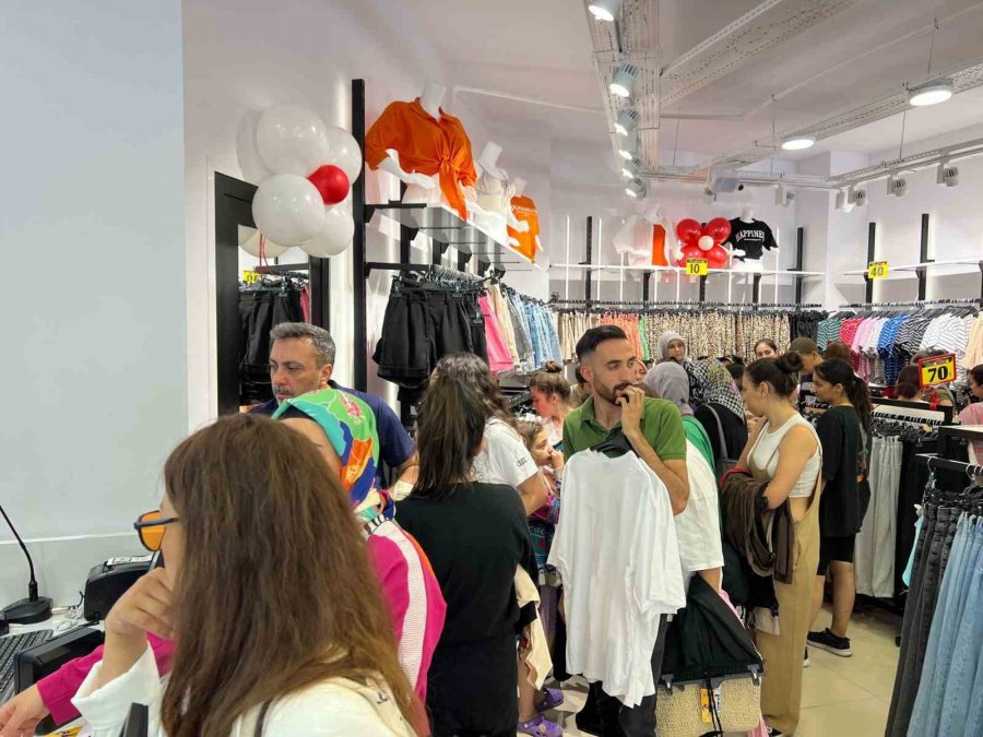 Kadınlar İndirimli Ürünleri Almak İçin Birbirleriyle Yarıştı