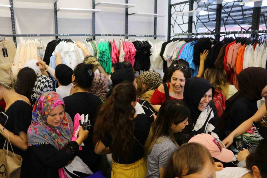 Kadınlar İndirimli Ürünleri Almak İçin Birbirleriyle Yarıştı