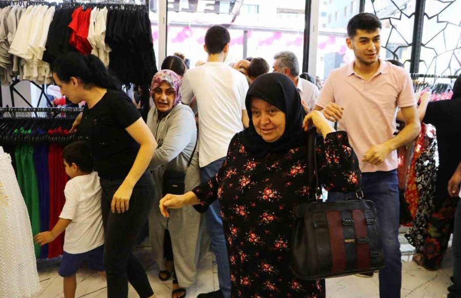 Kadınlar İndirimli Ürünleri Almak İçin Birbirleriyle Yarıştı