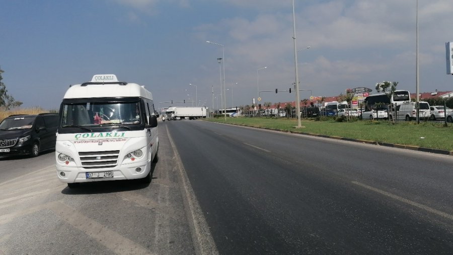 Manavgata’ya Minibüs Yayaya Çarptı: 1 Yaralı