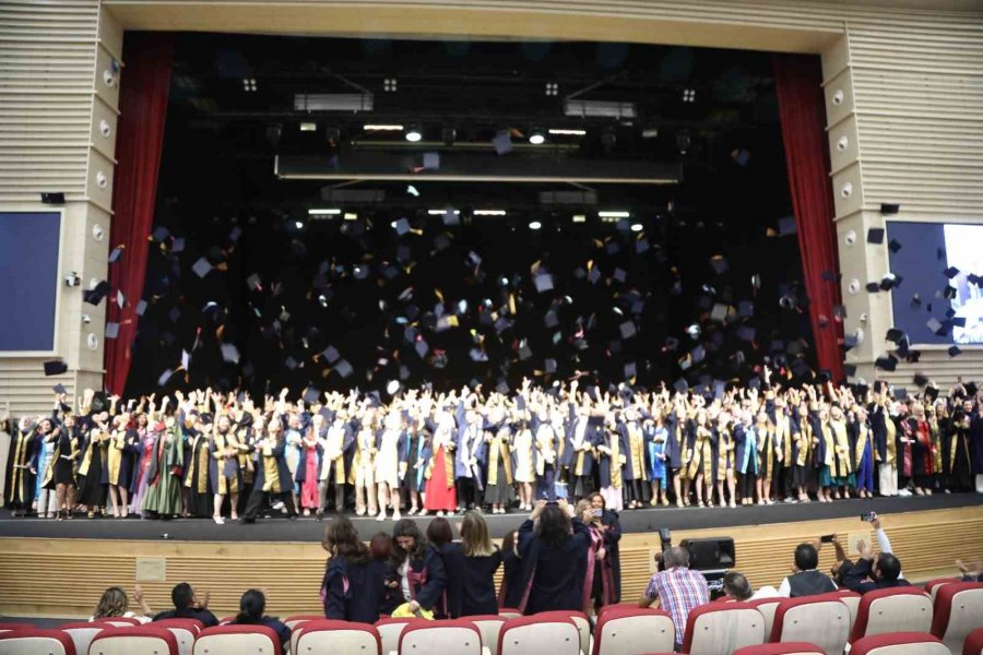 Erü Halil Bayraktar Sağlık Hizmetleri Myo Yeni Mezunlarını Verdi