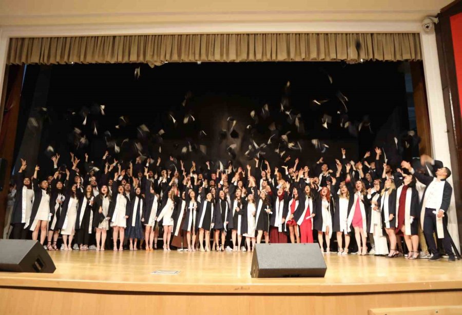 Erü Mimarlık Fakültesi Yeni Mezunlarını Verdi