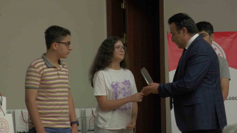 Milli Eğitimden Sınavlarda Derece Yapan Öğrencilere Hediye