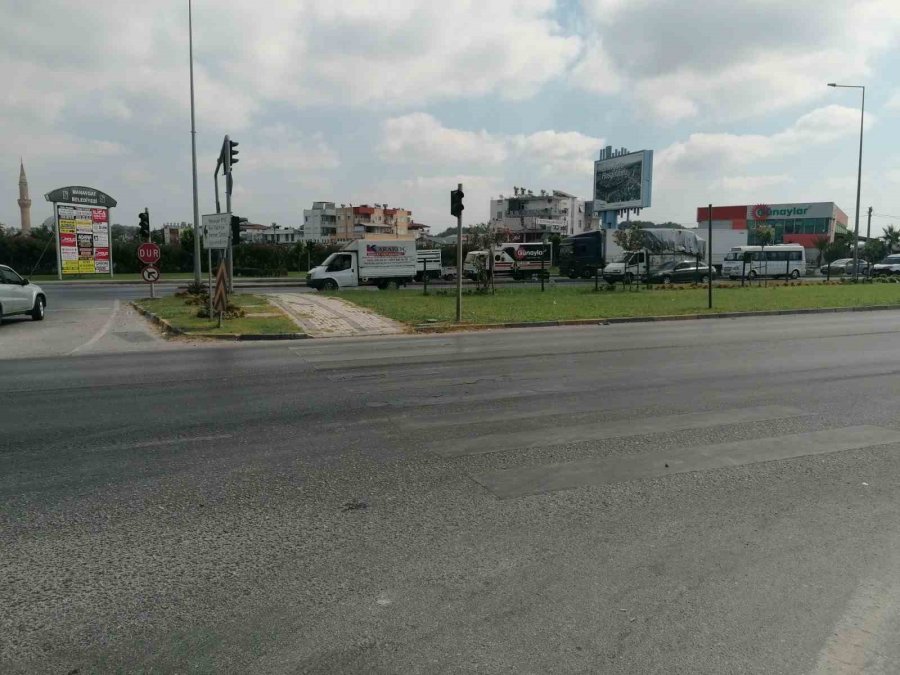 Manavgata’ya Minibüs Yayaya Çarptı: 1 Yaralı