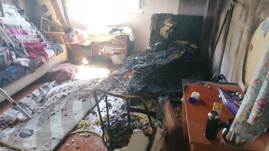 Apartman Dairesinde Çıkan Yangında Çocuk Odası Tamamen Yandı
