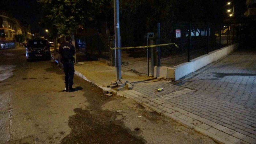 Pastane Önünde Silahla Dehşeti Yaşattı, Jandarmaya Yakalandı