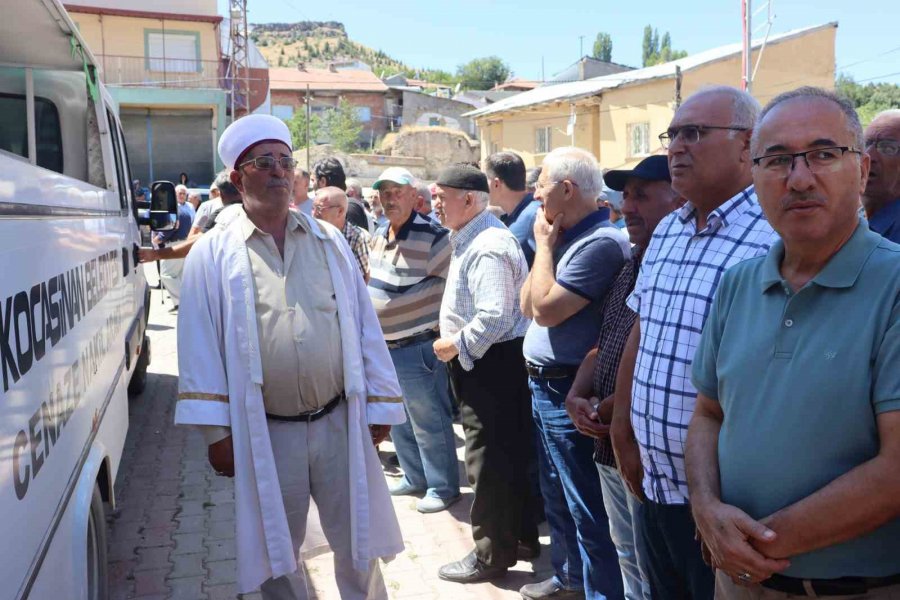 Cenazesi 13 Gün Sonra Bulunan Tıp Fakültesi Öğrencisi Toprağa Verildi
