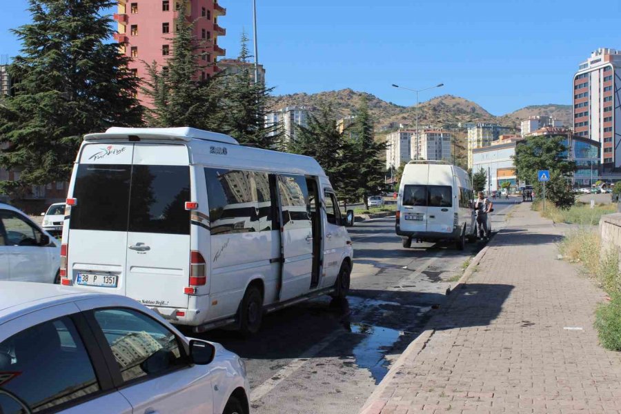 İşçi Servisleri Çarpıştı: 10 Yaralı