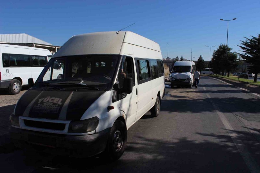 İşçi Servisleri Çarpıştı: 10 Yaralı