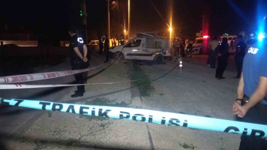 Kamyonet İle Hafif Ticari Araç Çarpıştı: 1 Ölü, 3 Yaralı