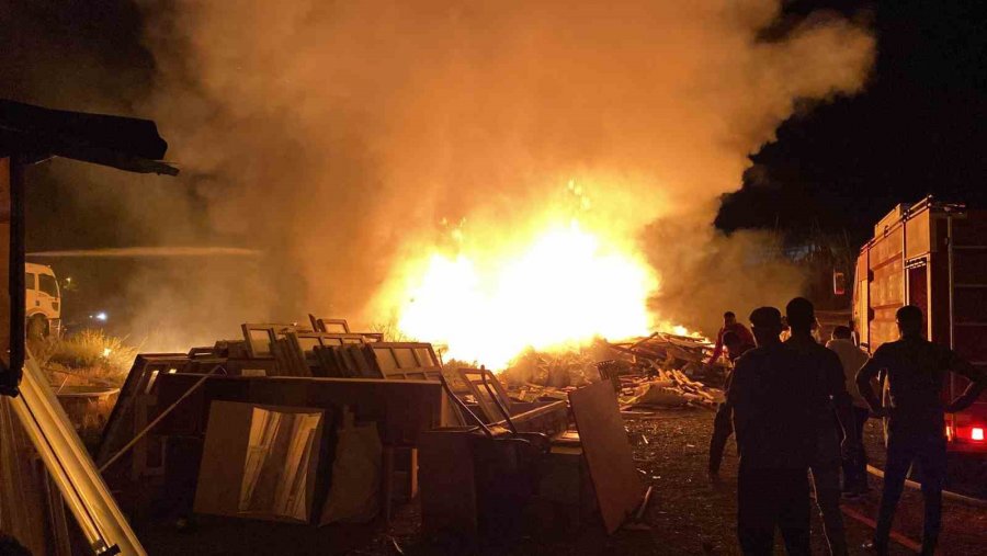 Konya’da Kereste Deposu Alev Alev Yandı