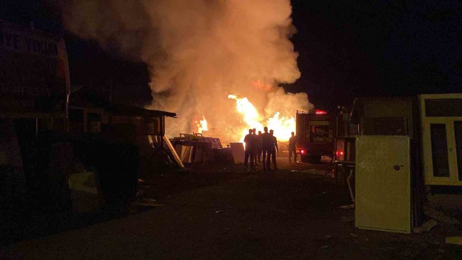 Konya’da Kereste Deposu Alev Alev Yandı