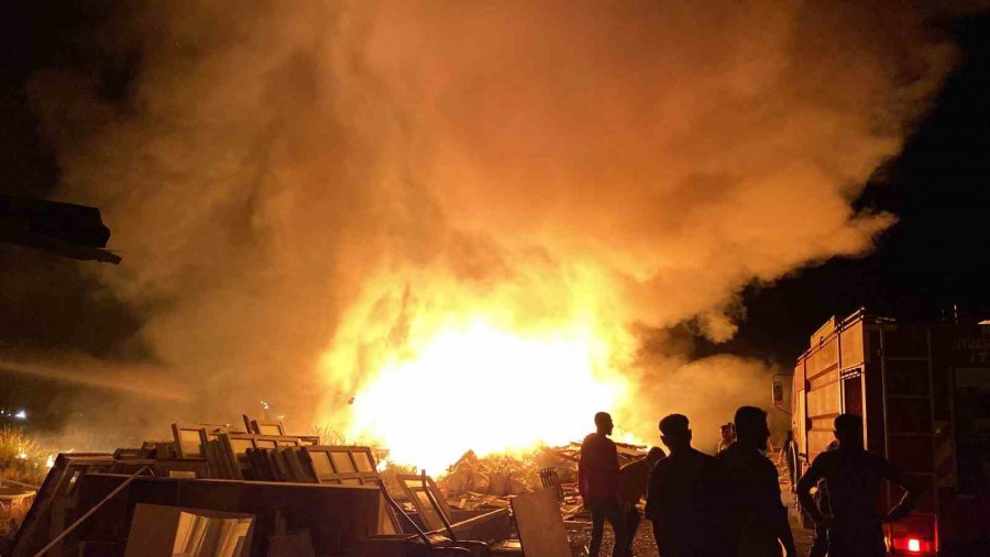 Konya’da Kereste Deposu Alev Alev Yandı