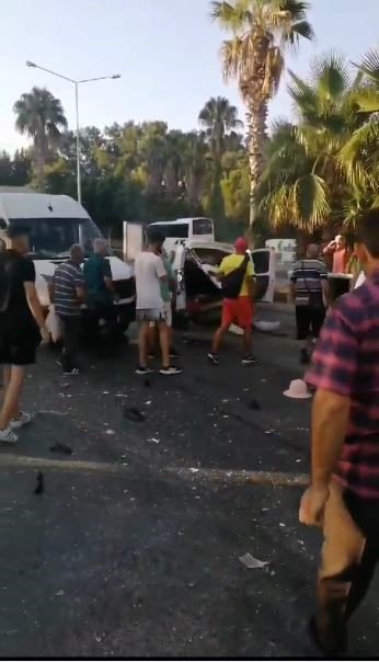 Antalya’da Otel Servis Otobüsü 2 Araca Çarptı: 6 Yaralı