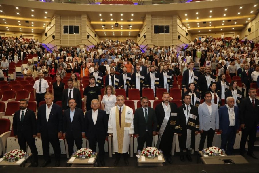 Erciyes Üniversitesi İletişim Fakültesi 17. Dönem Mezunlarını Verdi
