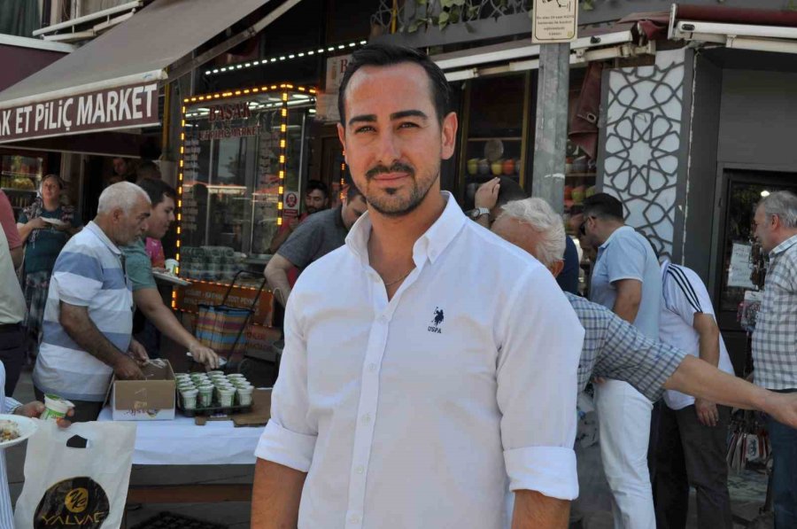 Paşa Mahallesi’nin Muhtarı Babasının Hayrına Pilav Dağıttı