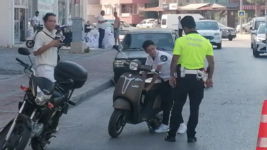 Kasksız Motosiklet Sürücüleri Ceza Kesilince Kasklarını Takıp Gittiler