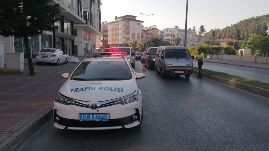 Kasksız Motosiklet Sürücüleri Ceza Kesilince Kasklarını Takıp Gittiler