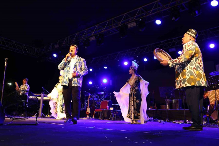 Karaman’da Sahne Alan Ziynet Sali Hayranlarını Coşturdu