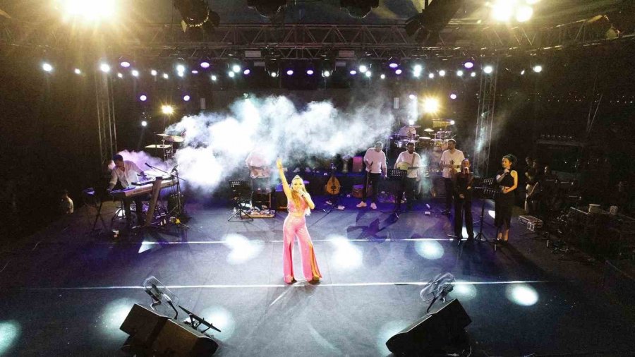 Karaman’da Sahne Alan Ziynet Sali Hayranlarını Coşturdu