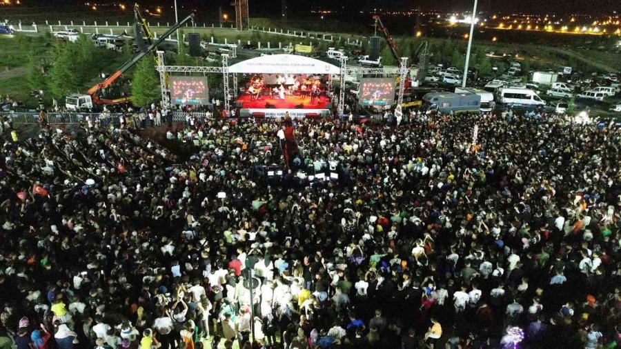 Karaman’da Sahne Alan Ziynet Sali Hayranlarını Coşturdu