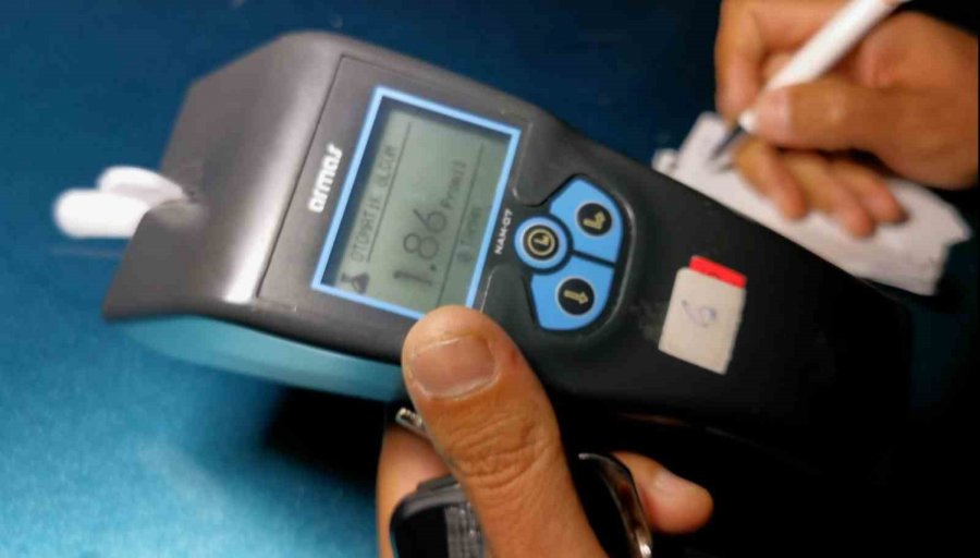 Alkollü Sürücü Önce Polis Aracında, Sonra Refüjde Uyudu