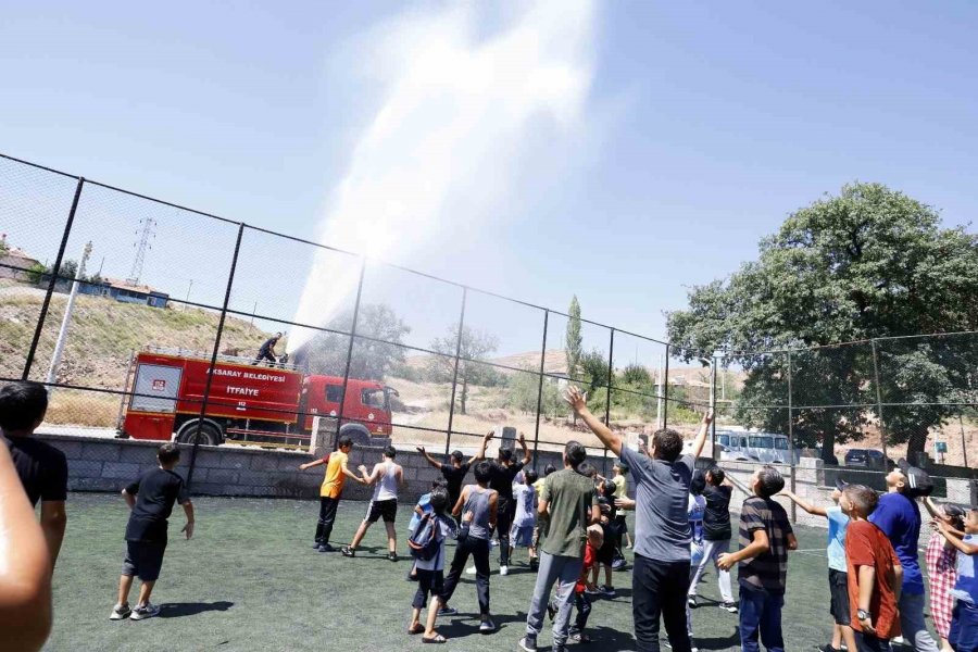 Aksaray’da 41 Derece Sıcaklıkta Bunalanları İtfaiye Su Sıkarak Serinletti