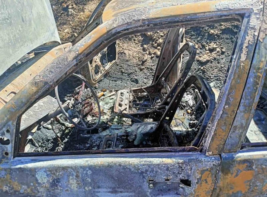 Karaman’da Alev Alan Otomobil Demir Yığınına Döndü