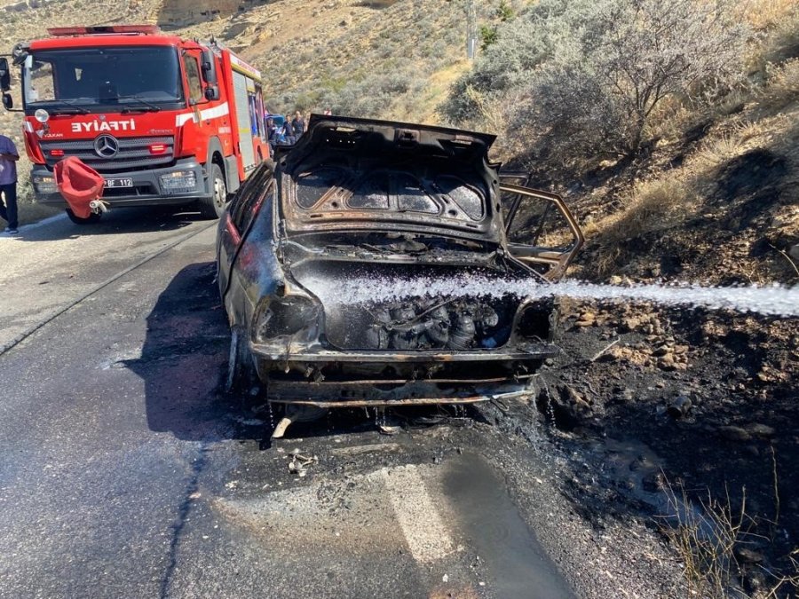 Karaman’da Alev Alan Otomobil Demir Yığınına Döndü