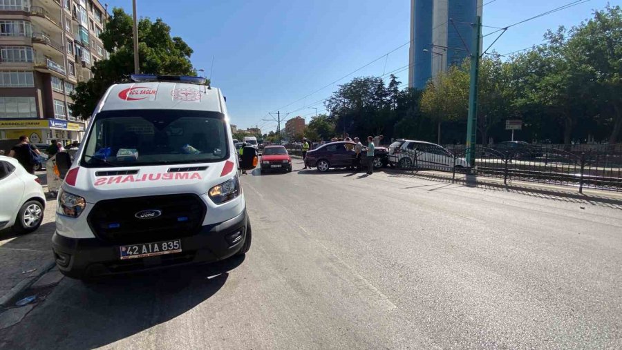 Kaza Yapan Otomobillerden Biri Tramvay Yoluna Düştü: 2 Yaralı