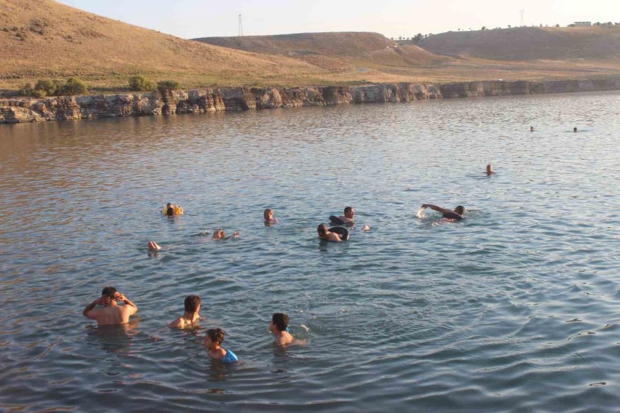 Sıcaklardan Bunalan Vatandaşlar Acıgöl’de Serinledi