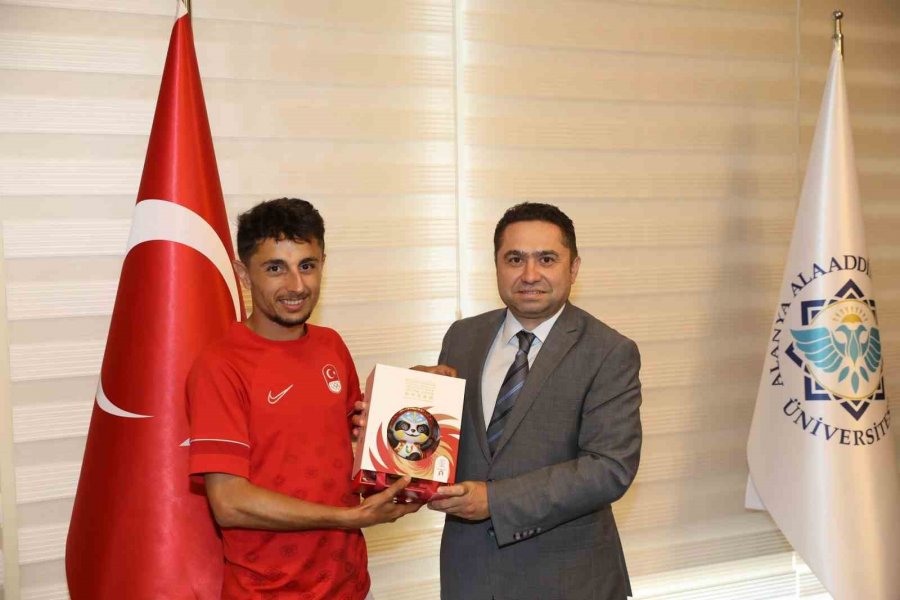 Alkü’lü Şampiyon Milli Sporcu Korkmaz, Rektör Türkdoğan İle Bir Araya Geldi