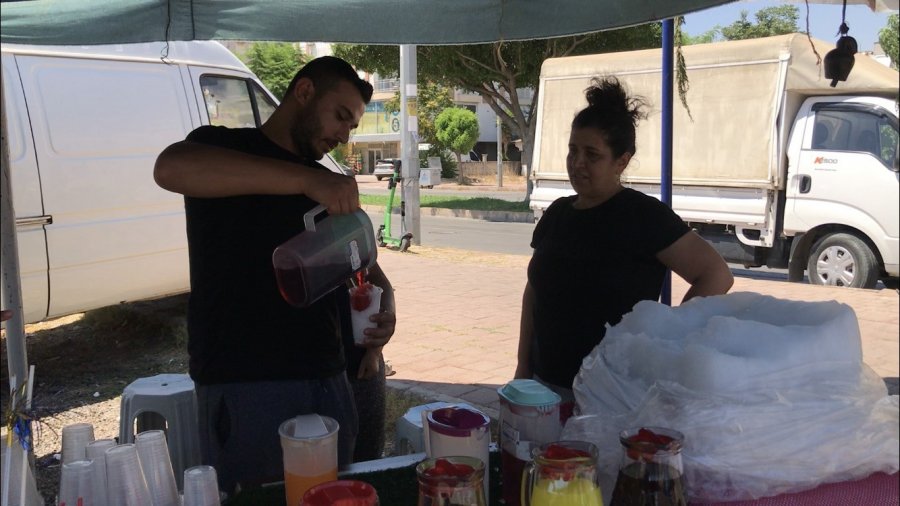 Toros Dağları’nın Zirvesinden Çuvallarla Getirdikleri Karları Bardak Bardak Satıyorlar