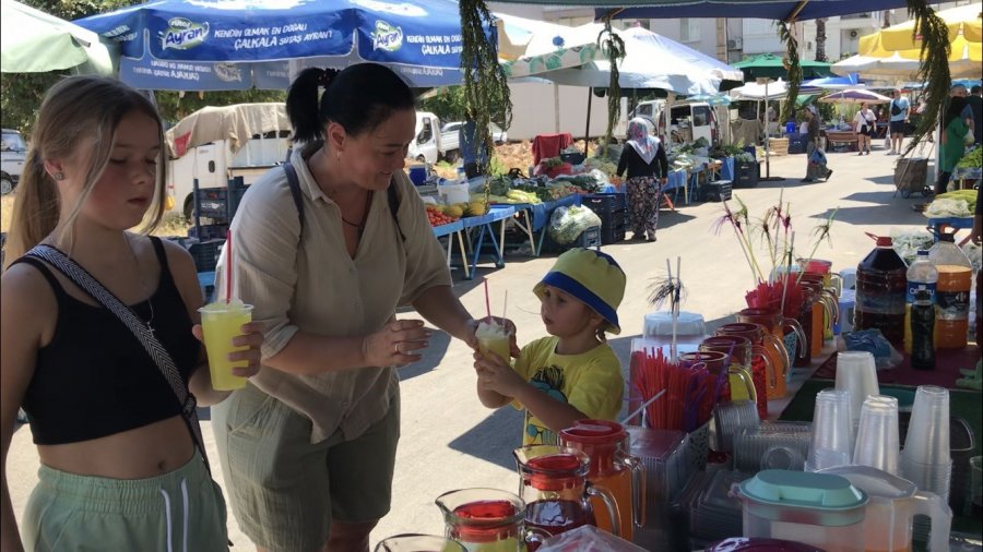 Toros Dağları’nın Zirvesinden Çuvallarla Getirdikleri Karları Bardak Bardak Satıyorlar