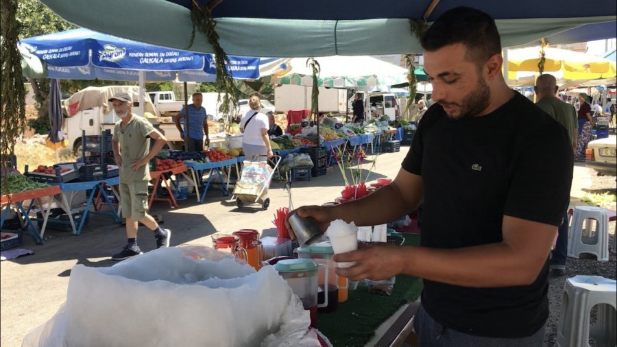 Toros Dağları’nın Zirvesinden Çuvallarla Getirdikleri Karları Bardak Bardak Satıyorlar